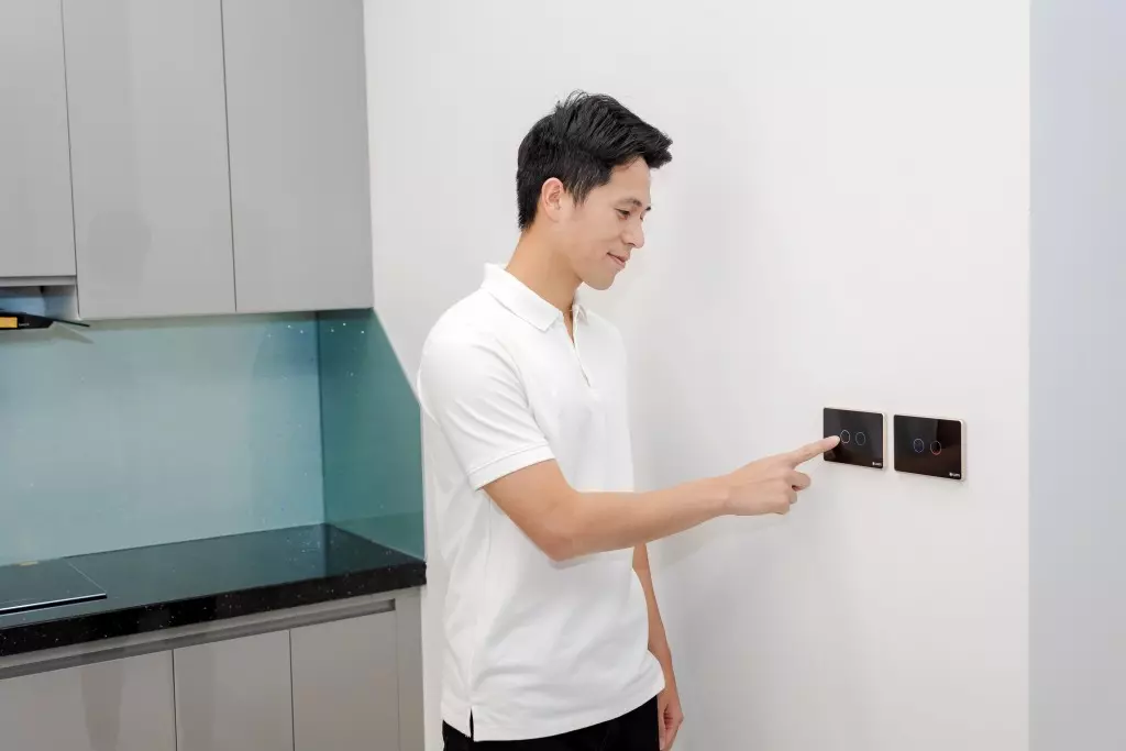 Cầu thủ Đình Trọng tâm đắc khi lắp đặt hệ thống nhà thông minh