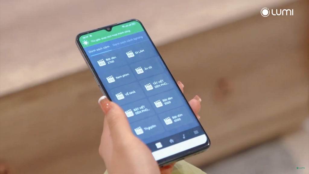 Ngữ cảnh "Thư giãn" gồm tivi bật, rèm mở, điều hòa bật